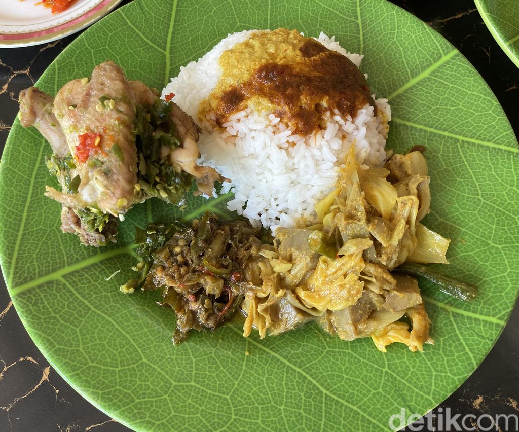 RM Bareh Solok, rumah makan Padang 'hidden gem' di BSD Serpong yang menyajikan dendeng baracik.