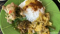 Menu yang ditawarkan mulai dari Rp 22.000 - Rp 27.000 per porsi. Untuk harga Rp 22.000 sudah bisa puas menikmati seporsi nasi Padang dengan lauk ayam pop lado mudo, rendang, dan menu ayam lainnya. Foto: detikFood/Yenny Mustika Sari