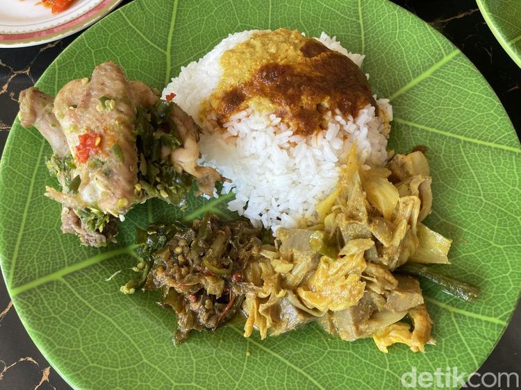 Ayam Pop Lado Mudo hingga Dendeng Baracik Ada di RM Padang Hidden Gem Ini