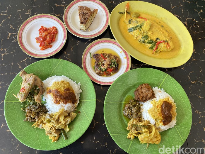 RM Bareh Solok, rumah makan Padang hidden gem di BSD Serpong yang menyajikan dendeng baracik.