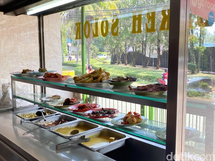 RM Bareh Solok RM Bareh Solok, rumah makan Padang 'hidden gem' di BSD Serpong yang menyajikan dendeng baracik.