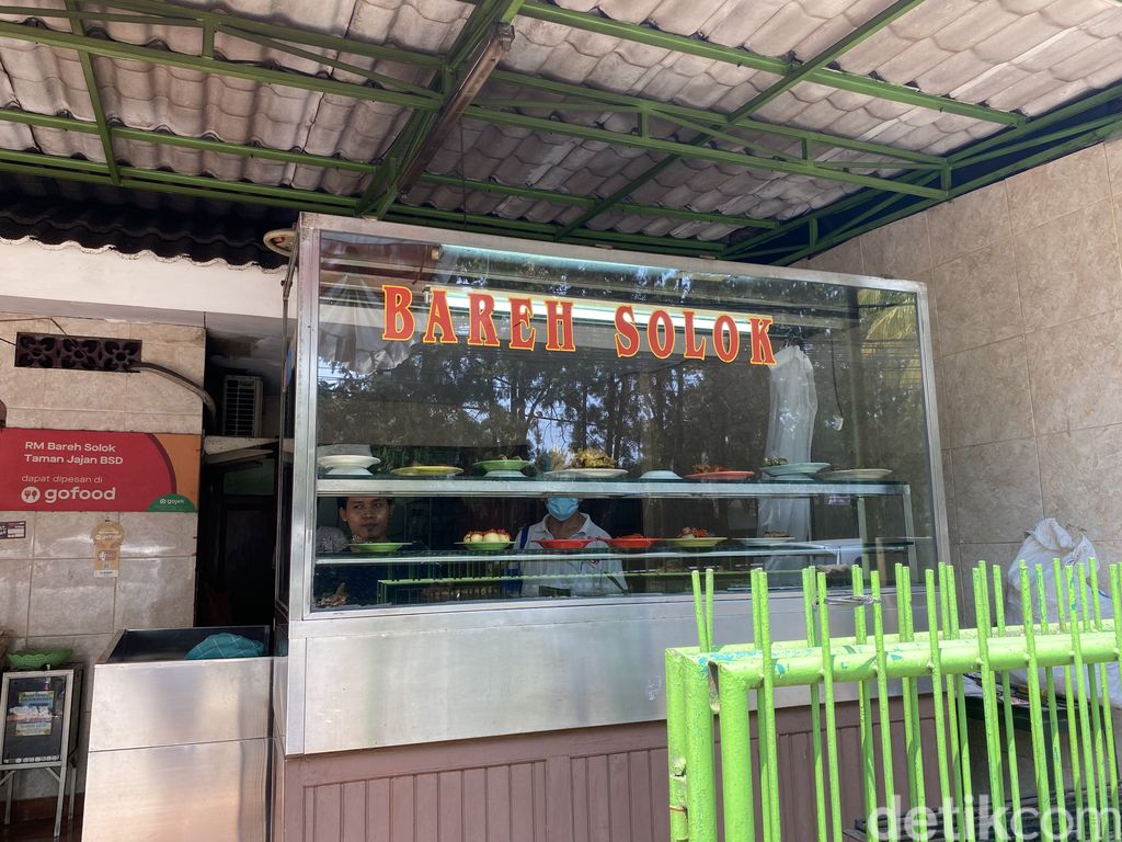 RM Bareh Solok, rumah makan Padang 'hidden gem' di BSD Serpong yang menyajikan dendeng baracik.