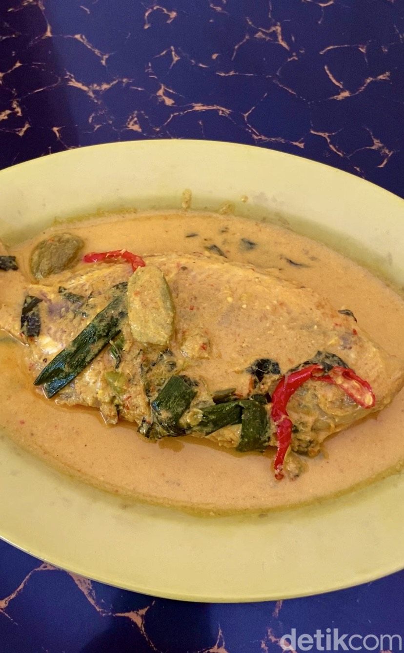 RM Bareh Solok, rumah makan Padang 'hidden gem' di BSD Serpong yang menyajikan dendeng baracik.
