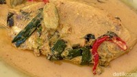 Gulai nila ini disajikan bersama sejumlah rempah yang pekat. Santannya memberikan sensasi rasa gurih yang pas di lidah. Kamu juga bisa merasakan sensasi asam, karena bumbunya ditambahkan irisan belimbing wuluh. Foto: detikFood/Yenny Mustika Sari