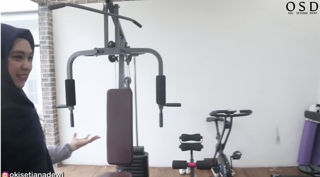 Selain kolam renang, terdapat pula mini gym yang menjadi tempat favorit anak kedua Umi Pipik, Abidzar Al Ghifari. Area tersebut juga dilengkapi meja biliar. (Foto: YouTube/Oki Setiana Dewi)