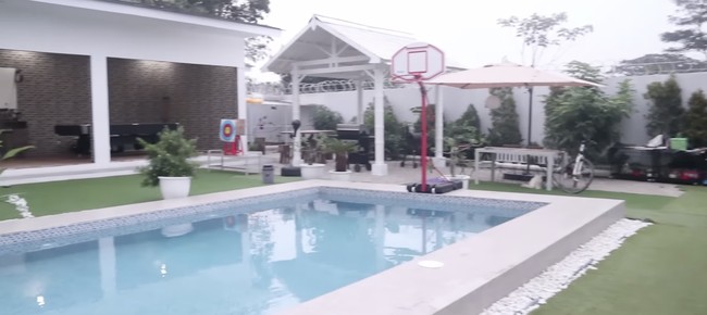 Umi Pipik yang bernama asli Pipik Dian Irawati Popon itu langsung mengajak Oki ke halaman belakang yang memiliki akses langsung dari depan. Area ini dilengkapi berbagai fasilitas yang mengasah kemampuan fisik. (Foto: YouTube/Oki Setiana Dewi)