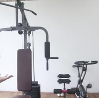 Selain kolam renang, terdapat pula mini gym yang menjadi tempat favorit anak kedua Umi Pipik, Abidzar Al Ghifari. Area tersebut juga dilengkapi meja biliar. (Foto: YouTube/Oki Setiana Dewi)