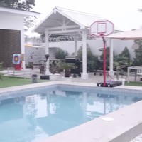 Umi Pipik yang bernama asli Pipik Dian Irawati Popon itu langsung mengajak Oki ke halaman belakang yang memiliki akses langsung dari depan. Area ini dilengkapi berbagai fasilitas yang mengasah kemampuan fisik. (Foto: YouTube/Oki Setiana Dewi)