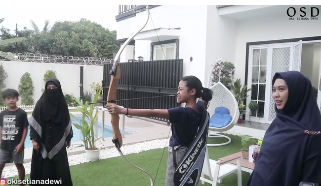 Di dekat kolam renang, anak-anak Umi juga bisa bermain archery atau panahan. (Foto: YouTube/Oki Setiana Dewi)