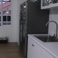 Ruang dapur menjadi satu dengan ruang makan. Perabotan di area dapur didominasi dengan warna putih, sehingga membuat ruangan tampak begitu bersih. (Foto: YouTube/Oki Setiana Dewi)