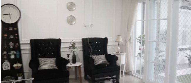 Rumah Umi Pipik hadir dalam nuansa monokrom. Interiornya didominasi warna putih dan hitam. (Foto: YouTube/Oki Setiana Dewi)