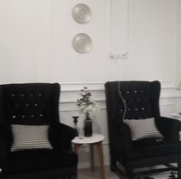 Rumah Umi Pipik hadir dalam nuansa monokrom. Interiornya didominasi warna putih dan hitam. (Foto: YouTube/Oki Setiana Dewi)