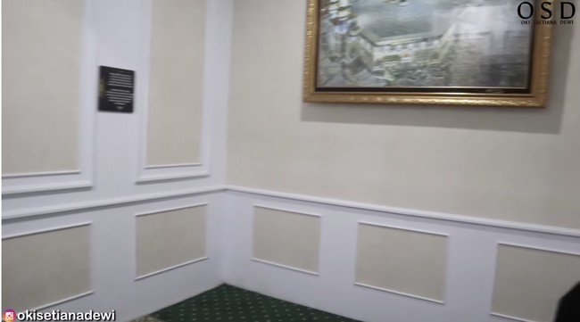 Sebuah ruangan khusus didedikasikan sebagai musala. (Foto: YouTube/Oki Setiana Dewi)