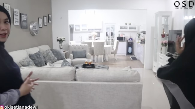 Jangan kaget kalau tidak ada foto-foto yang menghiasi dinding ruang keluarga. Hampir semua foto keluarga musnah karena musibah kebakaran di rumahnya beberapa tahun lalu. “Jadi gak usah pakai foto sekalian di sini,” kata Umi. (Foto: YouTube/Oki Setiana Dewi)