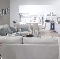 Jangan kaget kalau tidak ada foto-foto yang menghiasi dinding ruang keluarga. Hampir semua foto keluarga musnah karena musibah kebakaran di rumahnya beberapa tahun lalu. “Jadi gak usah pakai foto sekalian di sini,” kata Umi. (Foto: YouTube/Oki Setiana Dewi)