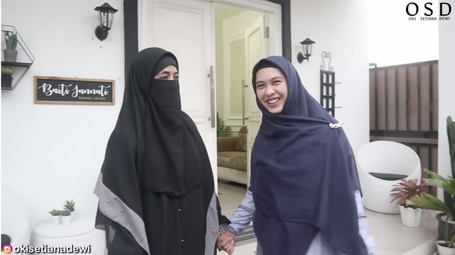 Inilah penampakan rumah Umi Pipik seperti yang terabadikan di salah satu konten YouTube Oki Setiana Dewi baru-baru ini. Oki mengaku sudah hampir dua tahun tak bertemu janda dari mendiang Ustaz Jefri Al Buchori itu. “Sekarang ketemu di rumah yang baru,” kata Oki. (Foto: YouTube/Oki Setiana Dewi)