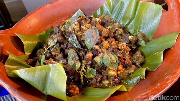 Sajian khas Indonesia Timur di hotel bintang lima Bandung.