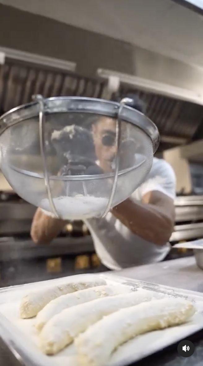 Salt Bae Bikin Pisang Goreng dengan Penuh Gaya, Netizen Nyinyir