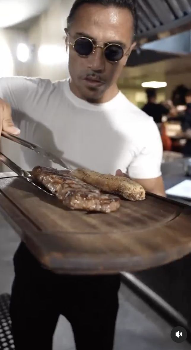 Salt Bae Bikin Pisang Goreng dengan Penuh Gaya, Netizen Nyinyir