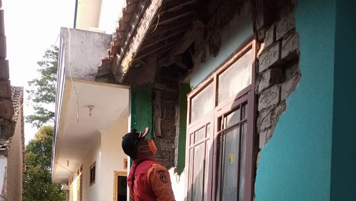 Satu rumah warga di KBB ambruk diduga gegara gempa Banten