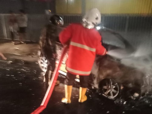 Sebuah mobil berpelat DK 1790 XQ terbakar di Jalan Singaraja-Lovina, tepatnya di depan bengkel Auto Murti, Desa Panji, Kecamatan/Kabupaten Buleleng, Bali, Jumat (18/8/2023). (Foto: Istimewa)