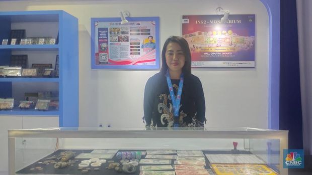 Sejumlah pecinta uang kuno berkumpul di acara Festival Rupiah Berdaulat Indonesia (Ferbi) di Istora Senayan, Jakarta, Jumat (18/8/2023). (վ/Rosseno Aji Nugroho)
