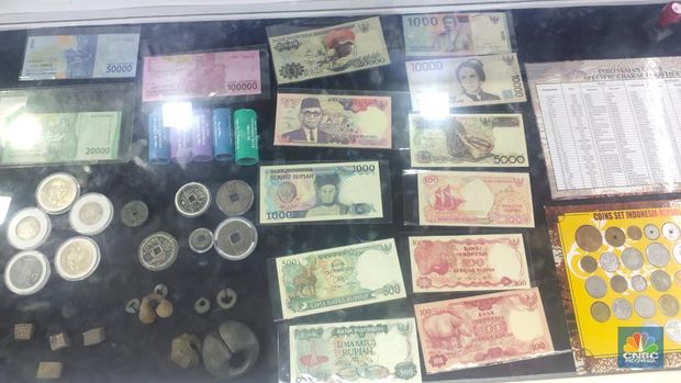 Sejumlah pecinta uang kuno berkumpul di acara Festival Rupiah Berdaulat Indonesia (Ferbi) di Istora Senayan, Jakarta, Jumat (18/8/2023). (վ/Rosseno Aji Nugroho)