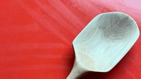 Sebuah sendok untuk membantu memasak diciptakan dengan unik. Gagangnya yang kecil dan tipis memiliki bagian ujung yang besar dan lebar. Foto: Instagram/weirdspoons