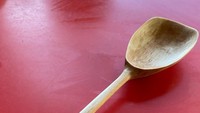 Lebih cocok digunakan untuk memasak, sendok ini memiliki gagang yang sangat panjang. Pada bagian ujungnya juga memiliki cekungan yang besar. Foto: Instagram/weirdspoons