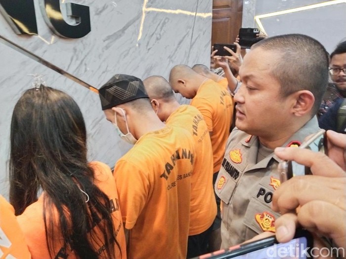 Seorang wanita di Bandung ditangkap setelah menyelundupkan sabu ke lapas dengan cara disembunyikan di alat kelamin.