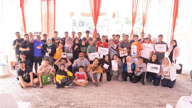 Warga yang memenangi aneka lomba tampak bahagia dengan hadiah mereka