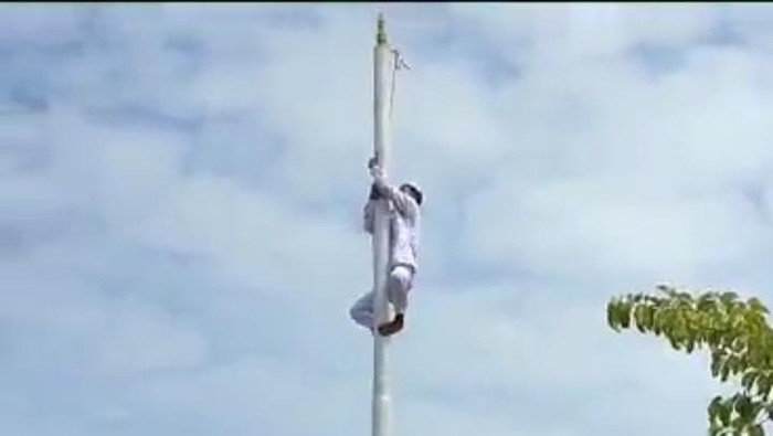 Siswa SMA di Gorontalo Utara memanjat tiang bendera saat HUT ke-78 RI.