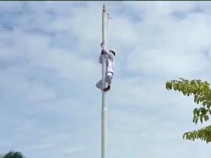 Heroik! Siswa di Gorontalo Panjat Tiang Bendera saat HUT ke-78 RI