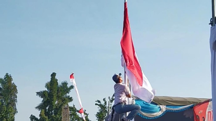 Siswa SMA di Jombang yang nekat panjat tiang betulkan bendera yang nyangkut saat upacara.