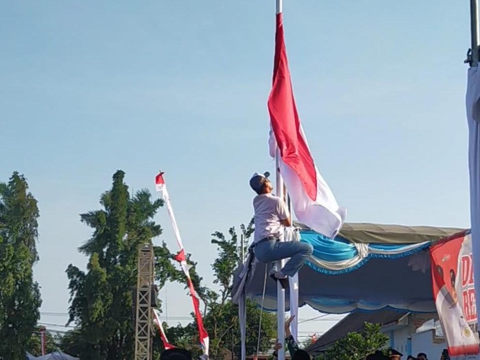 Siswa SMA di Jombang yang nekat panjat tiang betulkan bendera yang nyangkut saat upacara.