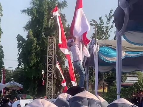 Siswa SMA di Jombang yang nekat panjat tiang betulkan bendera yang nyangkut saat upacara.