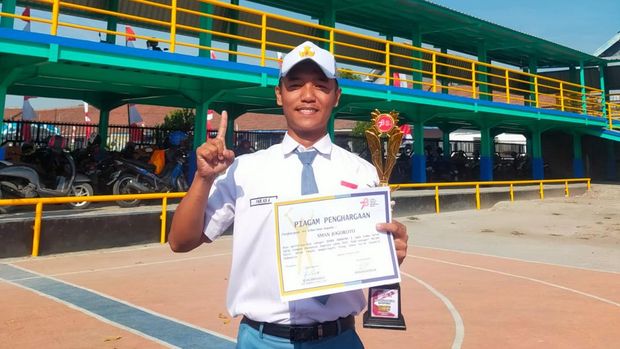 Siswa SMA di Jombang yang nekat panjat tiang betulkan bendera yang nyangkut saat upacara.