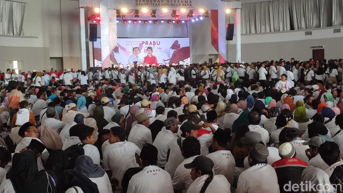 Suasana jelang deklarasi Relawan Prabowo Subianto-Budiman Sudjatmiko di Marina Convention, Semarang, Jumat (18/8/2023).