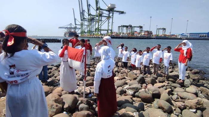 Suka Cita Anak-anak Pesisir Jakarta Rayakan HUT RI Anak-anak mengikuti upacara pengibaran bendera dalam rangka peringatan HUT ke-78 Kemerdekaan Repbulik Indonesia di kawasan pantai Kalibaru, Cilincing, Jakarta Utara, Kamis (17/8/2023).