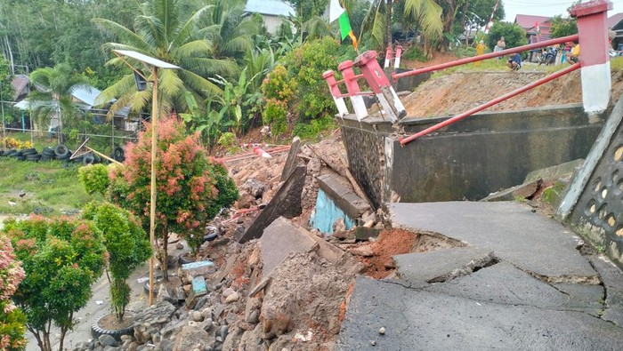 Tanah longsor di Bengkulu Utara.