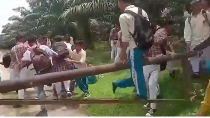 Tangkapan layar pelajar saling baku hantam gegara saling ledek kalah lomba 17 Agustus. (Istimewa)