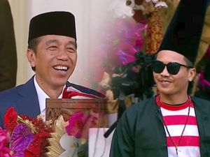 Tawa Jokowi Lihat Tukang Ledeng Berbaju Adat Madura dengan Peci Super Tinggi