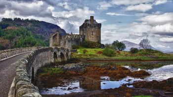 Kastil Eilean Donan di Loch Duich, Skotlandia. Kastil ini dibangun sebagai benteng pertahanan melawan serangan-serangan orang Norse yang menguasai daerah sekitarnya. Kastil ini kemudian menjadi markas dari Klan Mackenzie dan sekutunya, Klan MacRae. Kastil ini mengalami beberapa kali perubahan dan perbaikan sepanjang sejarahnya, hingga akhirnya hancur oleh tembakan kapal-kapal pemerintah pada tahun 1719 karena keterlibatan Klan Mackenzie dalam pemberontakan Jacobite  Foto: Blazepress