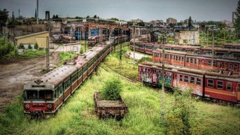 Depot Kereta Częstochowa, Polandia adalah sebuah tempat yang menyimpan banyak kereta api tua yang sudah tidak digunakan lagi. Depot ini merupakan salah satu kota terbesar dan terpenting di Polandia. Depot Kereta Częstochowa memiliki sejarah yang panjang dan menarik. Depot ini dibangun pada tahun 1908 sebagai bagian dari jalur kereta api yang menghubungkan kota-kota besar di Polandia, seperti Warsawa, Krakow, dan Katowice. Depot ini menjadi saksi bisu dari berbagai peristiwa sejarah yang terjadi di Polandia, seperti Perang Dunia I, Perang Dunia II, pendudukan Nazi, pemberontakan Yahudi, komunisme, dan demokrasi.  Foto: Blazepress