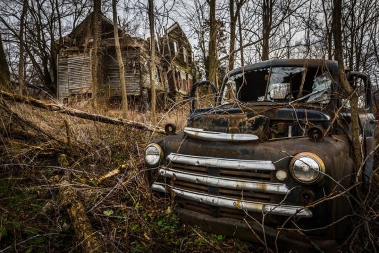 Tempat terlantar berhantu