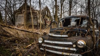 Rumah pertanian tua yang terbengkalai di negara bagian New York juga berfungsi sebagai kuburan bagi banyak mobil antik. Foto: Blazepress