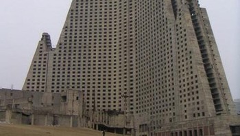 Hotel yang tampak mengesankan ini menunjukkan betapa gilanya Korea Utara. Berdiri setinggi 105 lantai, hotel ini telah ditinggalkan selama 16 tahun. Pekerjaan dimulai lagi pada tahun 2008 dan dari luar terlihat sudah selesai, namun dilaporkan bahwa sebagian besar interiornya masih belum selesai. Foto: Blazepress