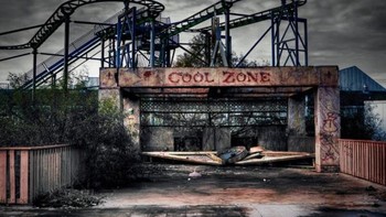 Tanah Six Flags Jazz telah ditinggalkan sejak rusak parah akibat Badai Katrina. Ada rencana untuk mengembangkan taman tetapi untuk saat ini tetap menyeramkan. Foto: Blazepress