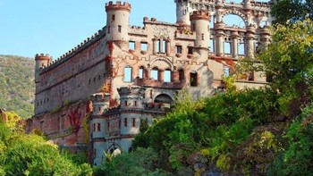 Kastil ini dibangun oleh pemilik Francis Bannerman VI yang bermaksud menggunakan ruang tersebut sebagai gudang setelah membeli surplus militer Amerika setelah perang dengan Spanyol. Amunisi seberat 200 pon meledak pada tahun 1920, menghancurkan sebagian besar kastil. Foto: Blazepress