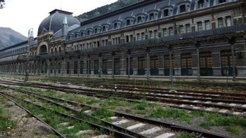 Setelah hubungan internasional yang sibuk antara Spanyol dan Prancis, sebuah kecelakaan pada tahun 1970 menghancurkan jembatan terdekat yang mengakhiri hubungan antara kedua negara dari jalur kereta api in Foto: Blazepress